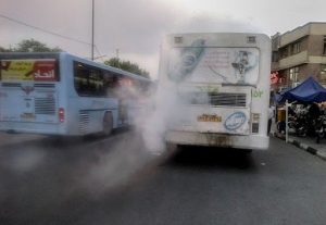 نفس های سیاه اتوبوس‌های فرسوده در خیابان‌های شهر