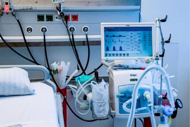 معاون درمان دانشگاه علوم پزشکی کردستان گفت: از سوی سازمان جمعیت هلال احمر سه دستگاه ونتیلاتور جهت تنفس مصنوعی بیماران مبتلا به کرونا به بیمارستان‌های استان اهدا شد.