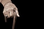 زندانی شدن پیرمرد ۹۱ ساله همدانی به علت بدهی مالی