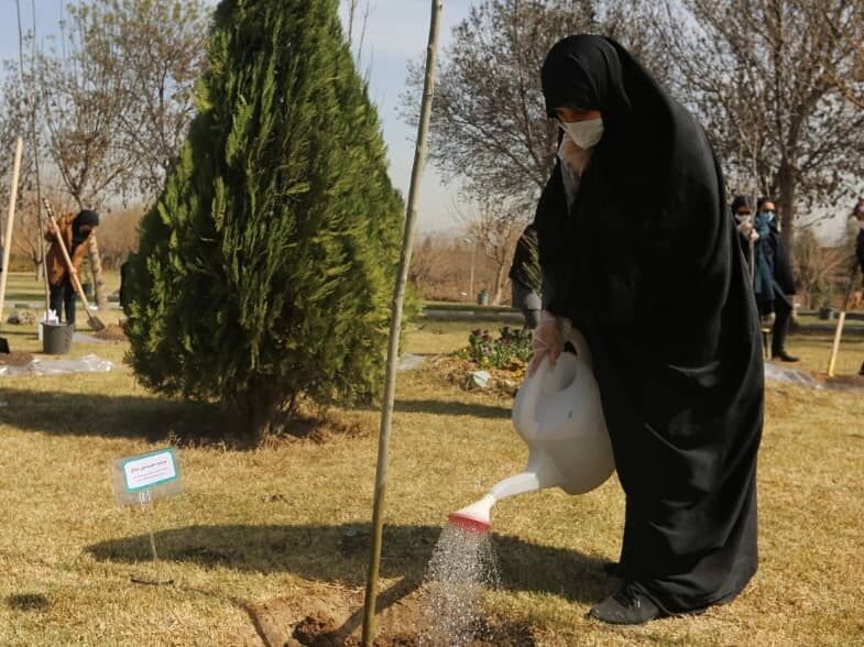 کاشت۱۰۰ نهال به نام ۱۰۰ زن نامدار قرن در تهران