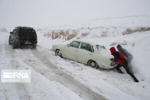 توقف خودروهای سنگین توسط برف وکولاک