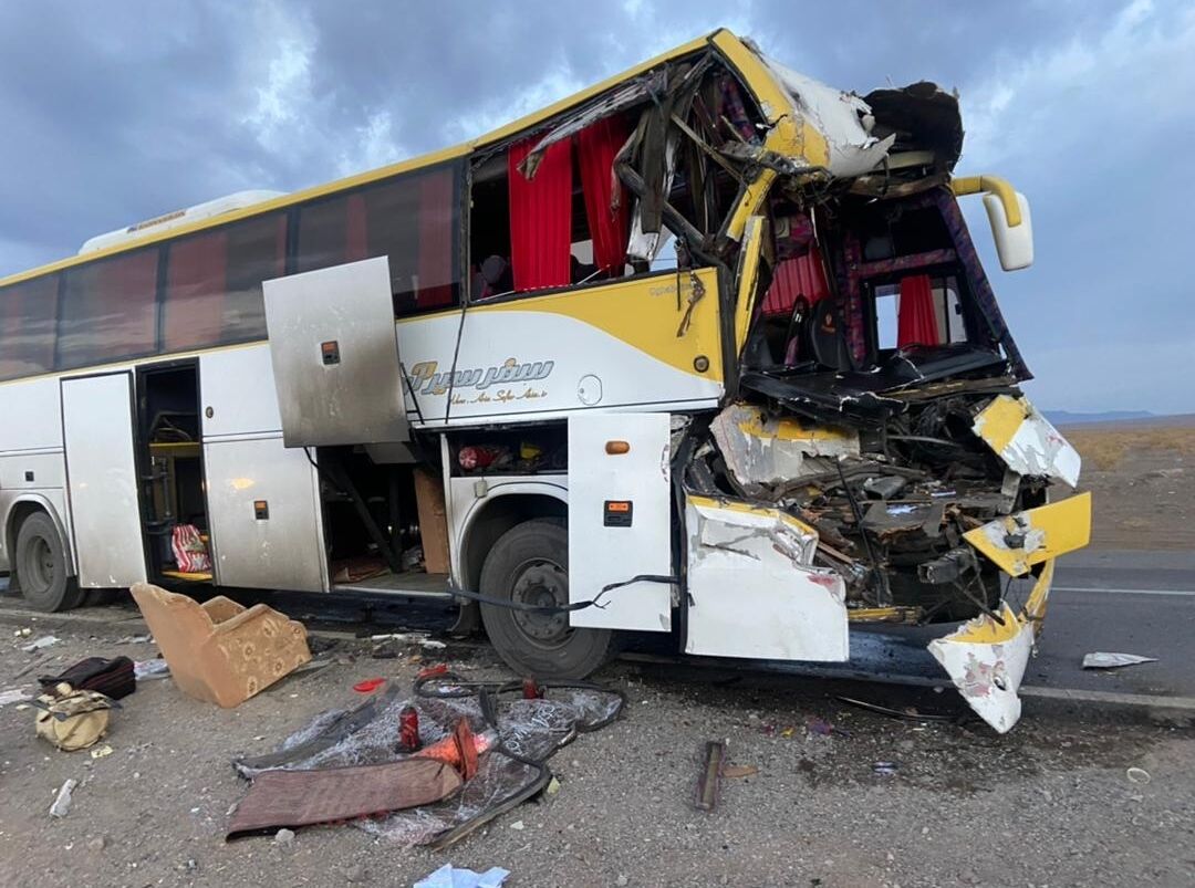 یک نفر فوتی و هفت نفر مصدوم در حادثه تصادف اتوبوس و کامیون