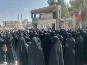 تجمع تعدادی از مردم مقابل فرمانداری شیروان با موضوع رعایت حجاب