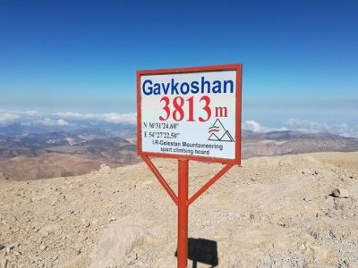 نصب علائم امدادی در مسیر قله ۳۸۱۳ متری گاوکشان