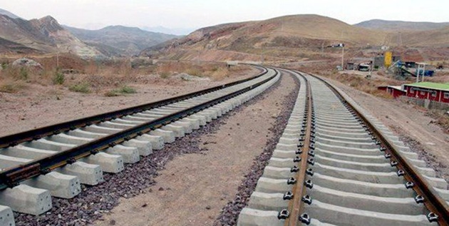 باسرعت بیشتردرحال اجراراه‌آهن مبارکه به شهرکردهستیم
