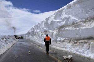 ارتفاع یک متری برف در محورهای روستایی مهاباد