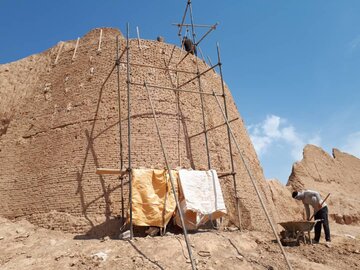 خسارت تندبادبه دومین بنای عظیم خشت گلی ایران