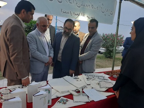 بازدید فرماندار شهرستان بندرگز از نمایشگاه صنایع دستی در ساحل شهرستان
