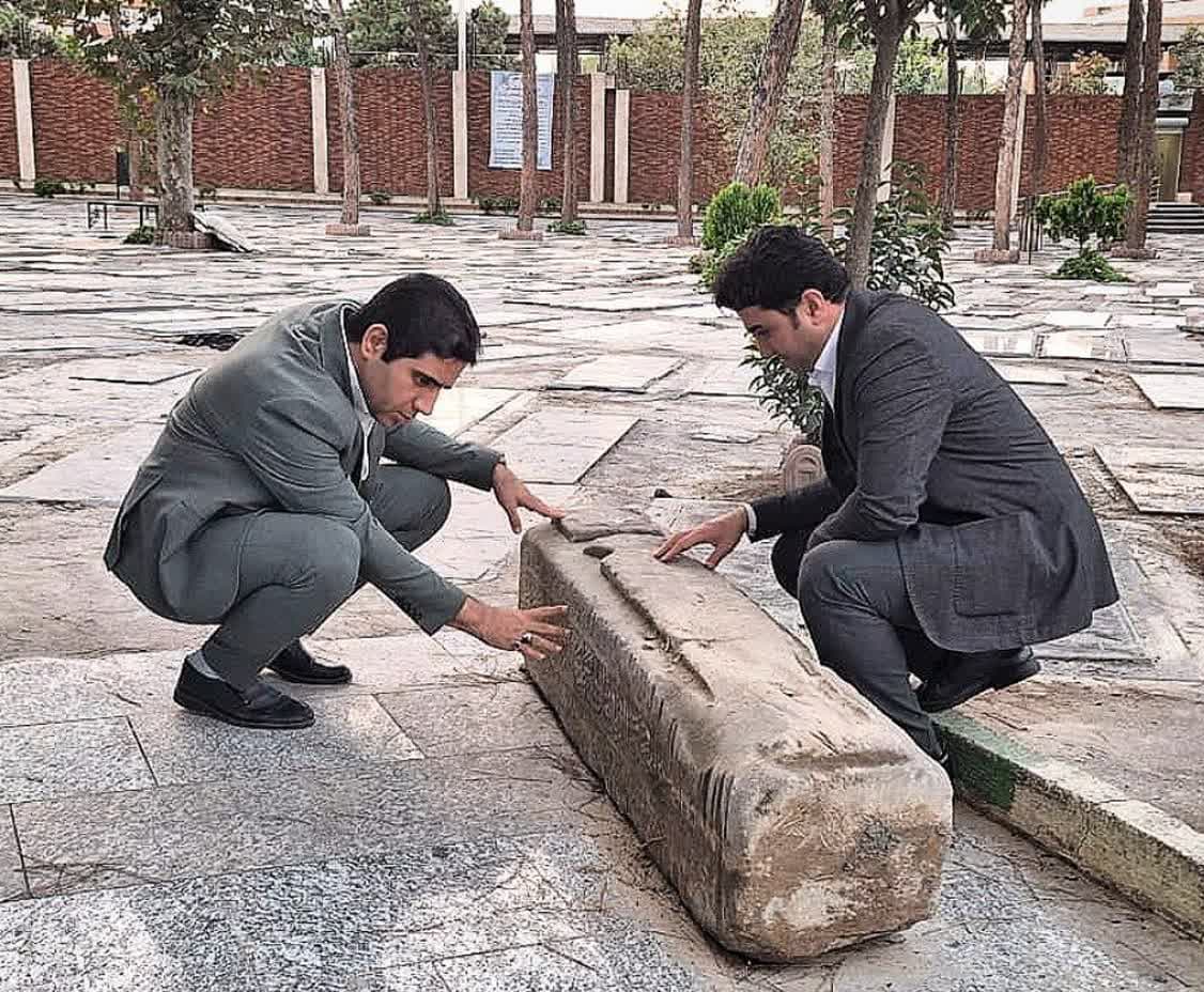 جهت تنویر افکار عمومی و در پی انتشار خبری در فضای رسانه استان مبنی بر عدم توجه به سنگ نوشته های تاریخی در محوطه امامزاده عبدالله (ع) شهرستان