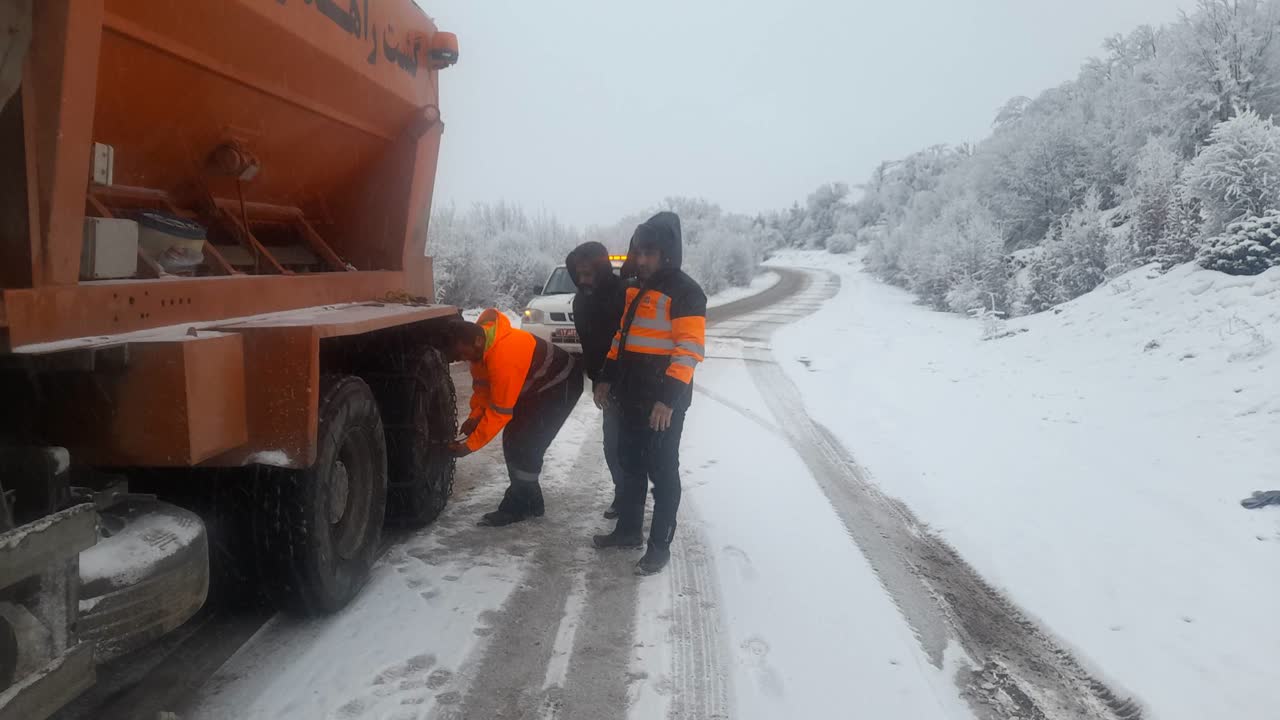 شاخ و شانه‌کشی زمستان در گلستان