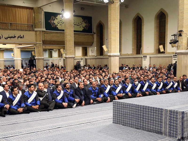 معلم و کارگر ستون فقرات عرصه‌ی فرهنگ و اقتصاد