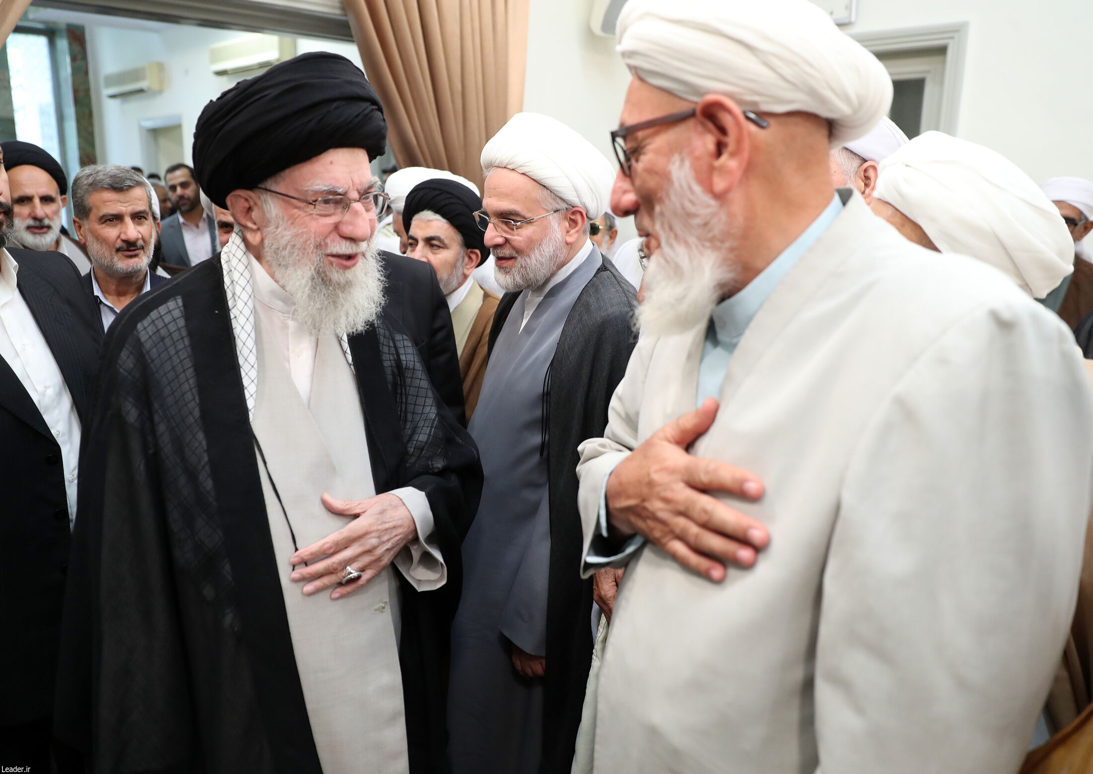 به هیچ وجه موضوع «امت اسلامی»نباید فراموش شود