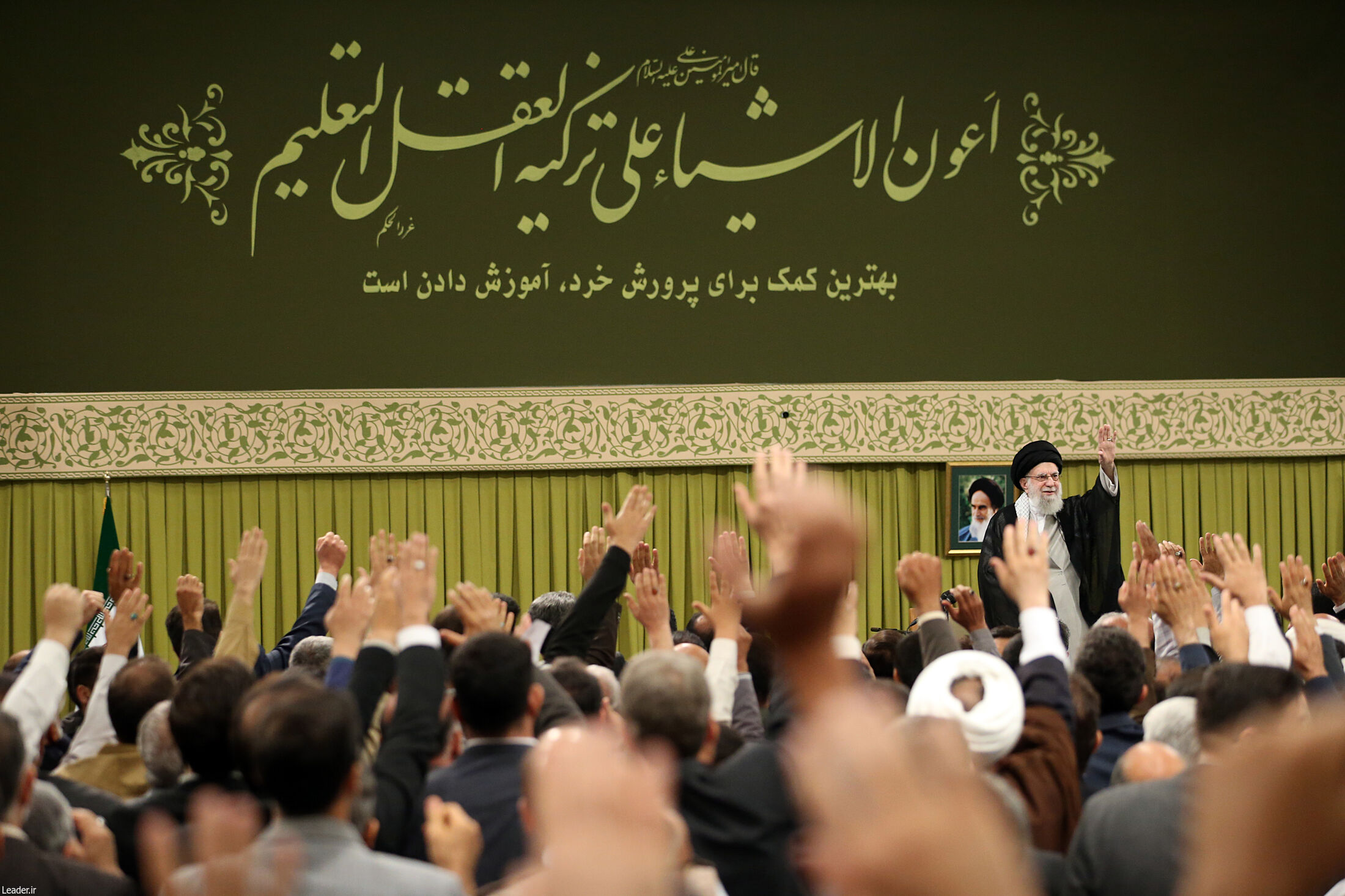 اثر معلم گاه از پدر و مادر هم عمیق‌تر است