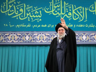 مسئولان باید برای بهبود معیشت مردم دوبرابر کار کنند