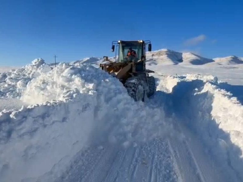 بازگشایی تدریجی راه‌های روستایی فاروج پس از کولاک شدید