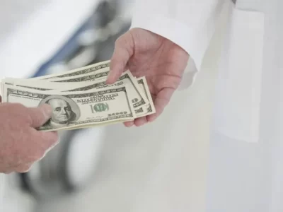 زیرمیزی، معامله در سایه درمان