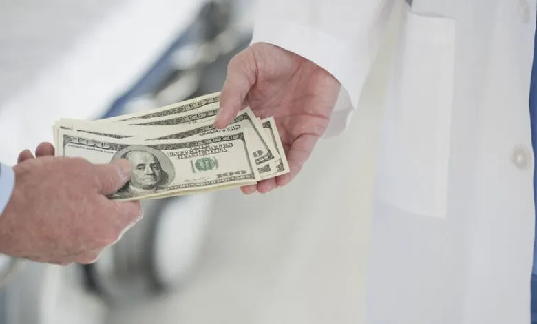 زیرمیزی، معامله در سایه درمان