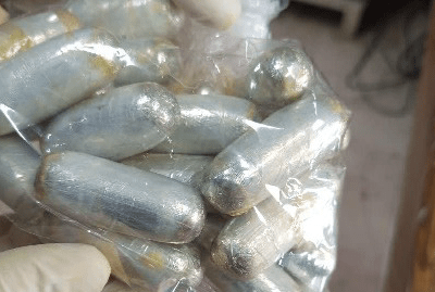 کشف کوکائین از شکم مسافر خارجی در فرودگاه