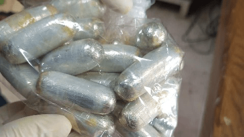 کشف کوکائین از شکم مسافر خارجی در فرودگاه