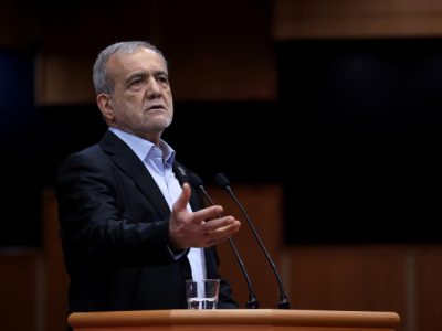 حل مشکلات کشور از عهده یک فرد یا یک قوه خارج است