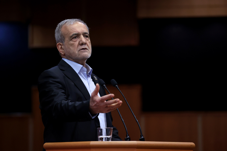 حل مشکلات کشور از عهده یک فرد یا یک قوه خارج است