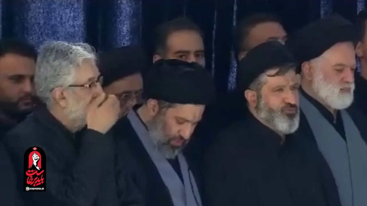 فرزندان رهبر شهید در مراسم نماز