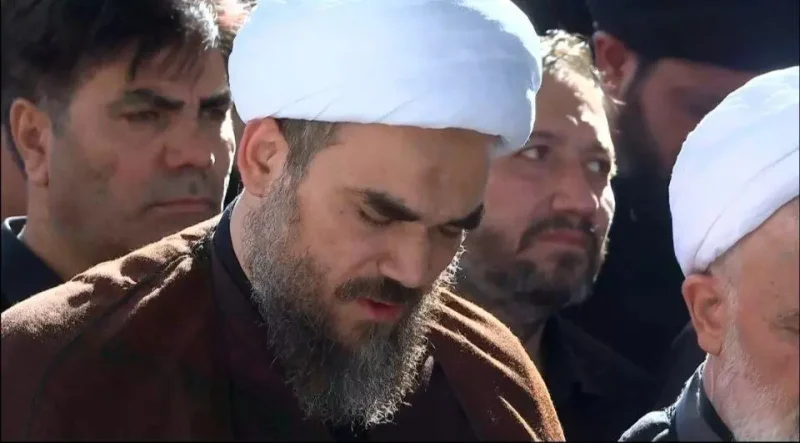 اقای گلپایگانی پدر شهیده زهرا گلپایگانی و همسر شهید بشرا خامنه ای در مراسم نماز بر پیکر رهبر شهید