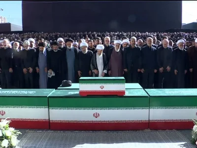 اقامه نماز بر پیکر رهبر شهید و خانواده ایشان با حضور مردم