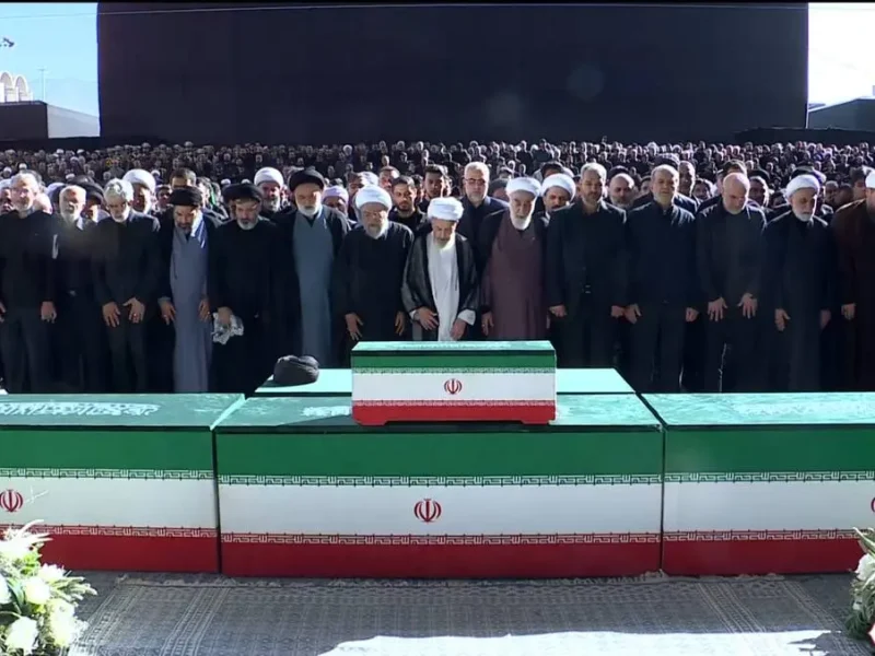 اقامه نماز بر پیکر رهبر شهید و خانواده ایشان با حضور مردم