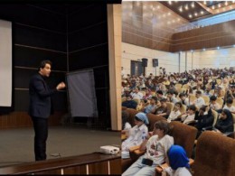 نگاه ما باید به جوانان و نوجوانان تغییر کند