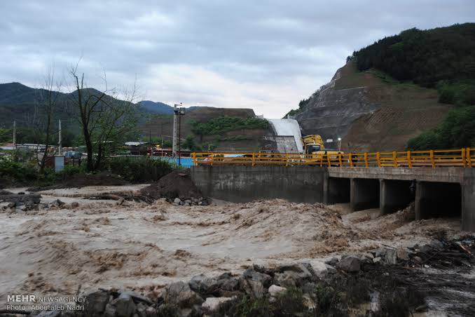 راه دسترسی ۱۵ به روستای مینودشت قطع است/تخریب کارگاه سنگ شکن شهرداری