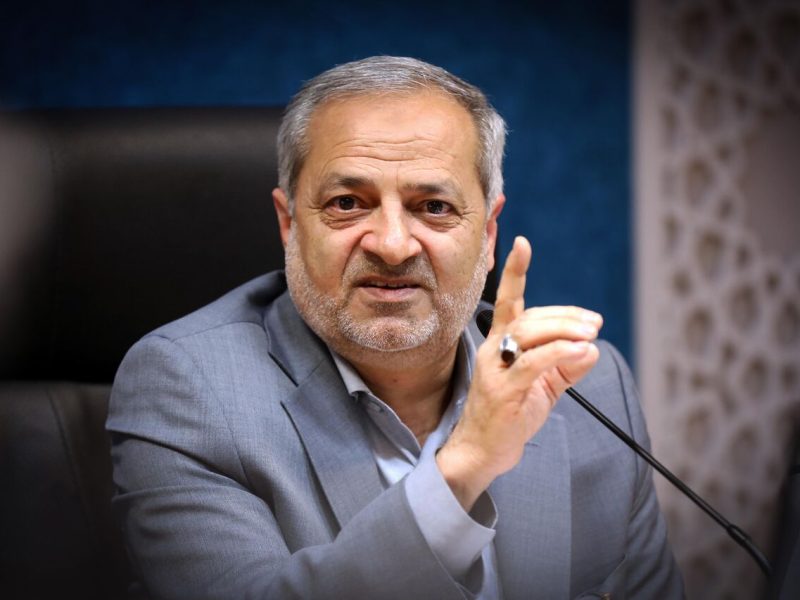 شایعه الزام دانش‌آموزان به نصب پلاک کذب است