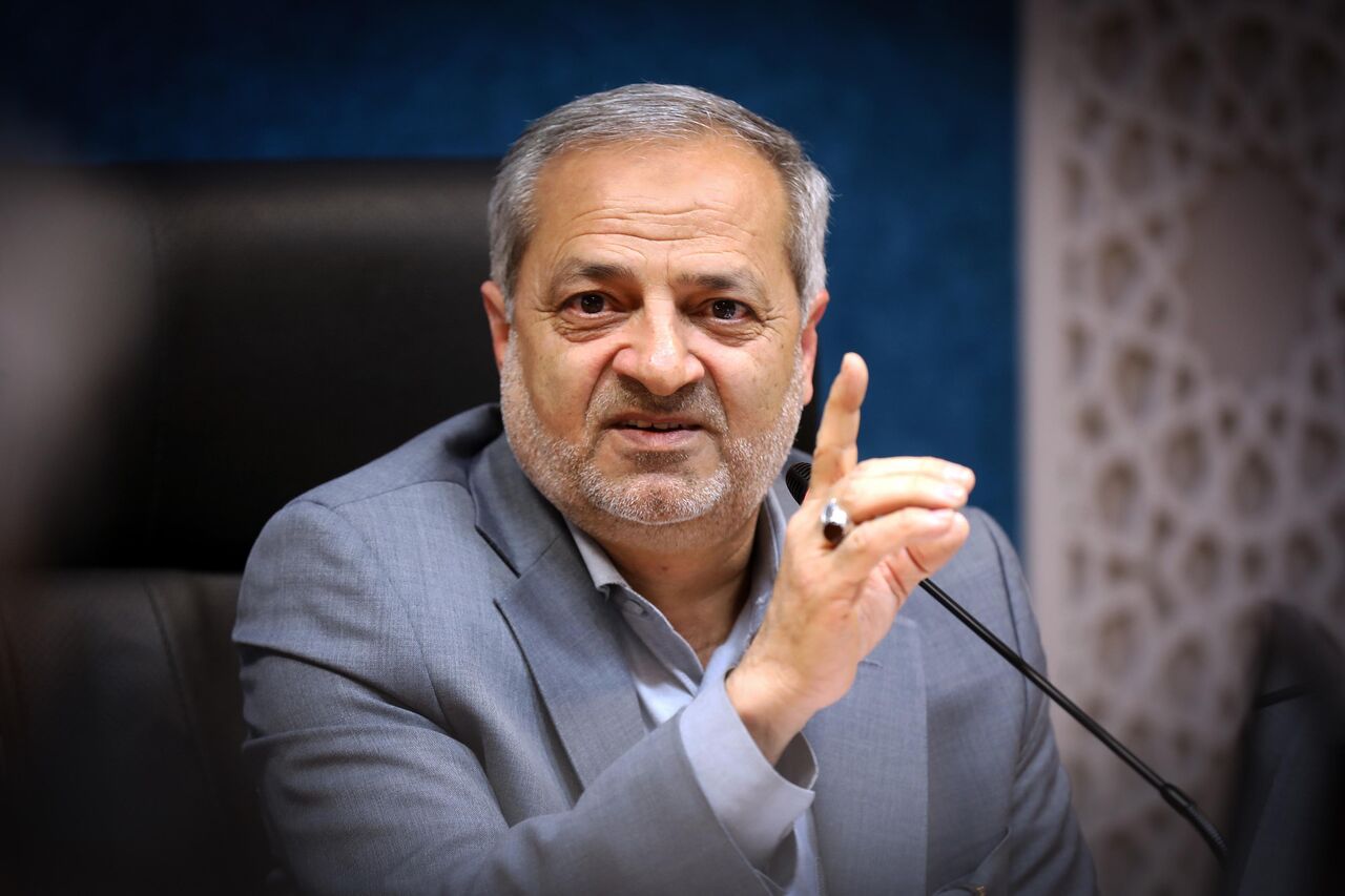 شایعه الزام دانش‌آموزان به نصب پلاک کذب است